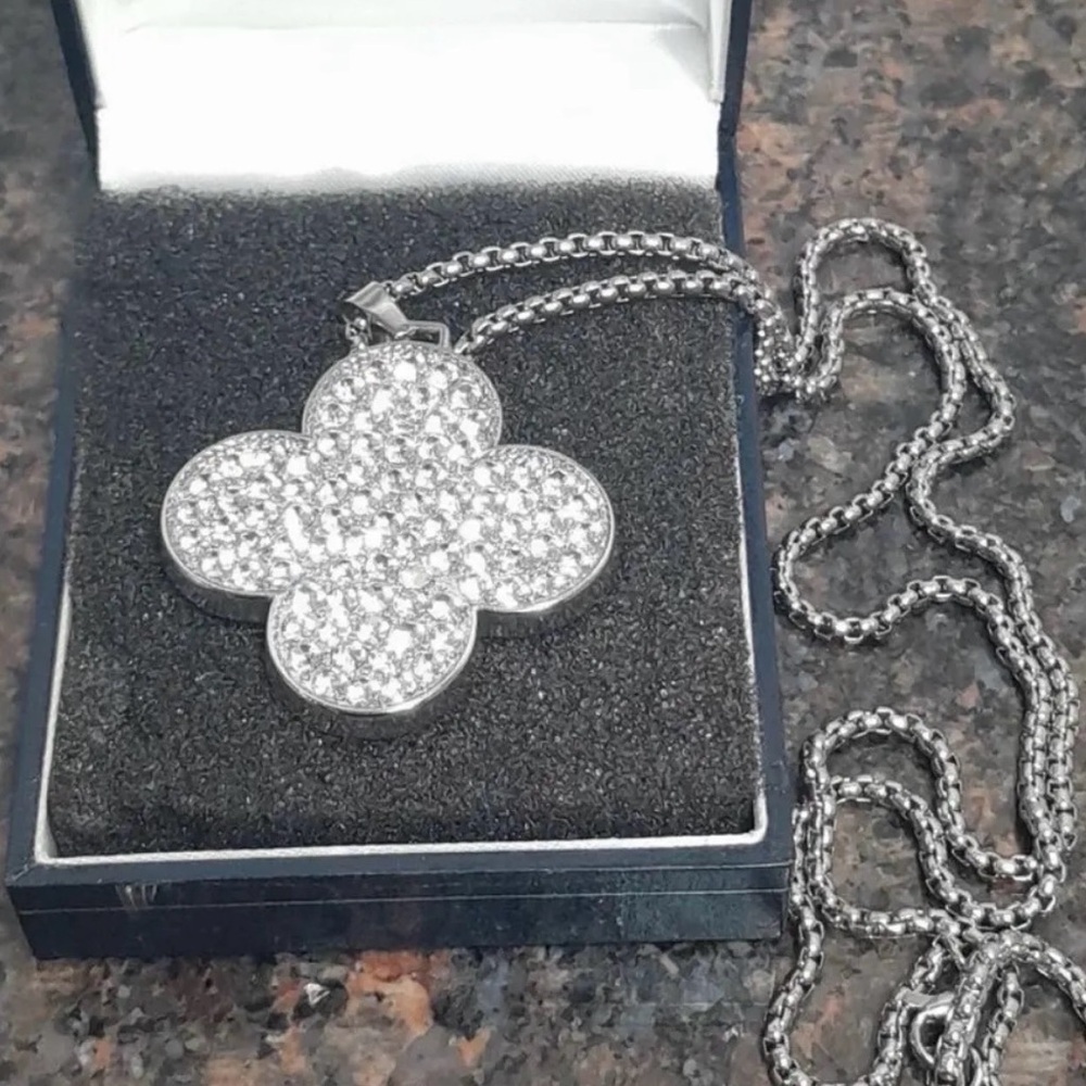 Elegant Silver Pendant Necklace